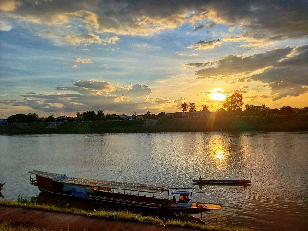 Pakse Laos Travel Guide - Boat trip on Mekong river (Visit Laos)