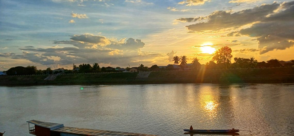Pakse Laos Travel Guide - Boat trip on Mekong river (Visit Laos)